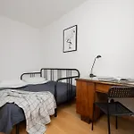 Charming For 4 People Located 650 M From The Old Town Of By Renters Appartement *