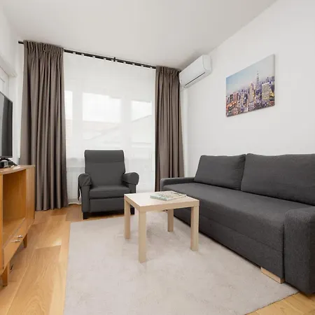Charming For 4 People Located 650 M From The Old Town Of By Renters Warsaw